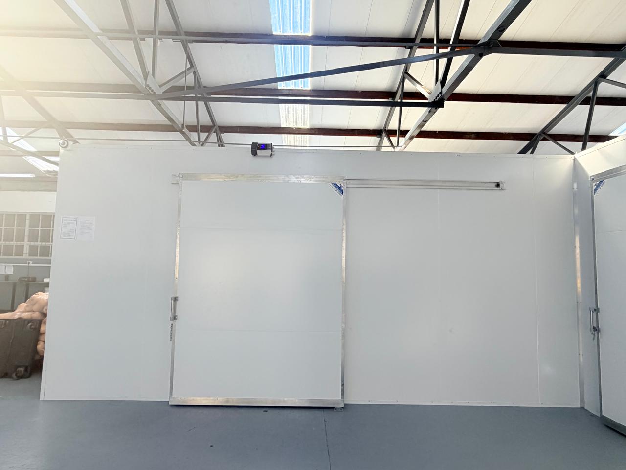 Cold room with sliding door and temperature monitoring system