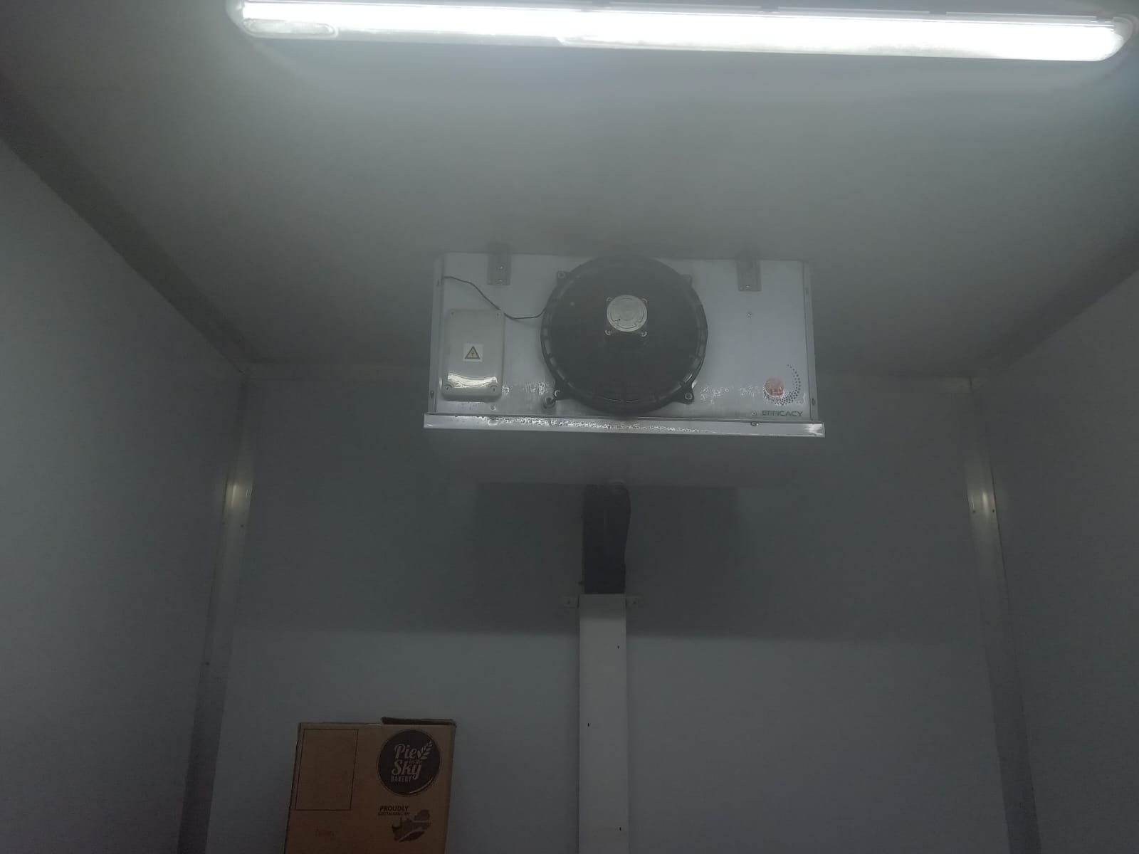 Cold room interior with ceiling-mounted evaporator unit