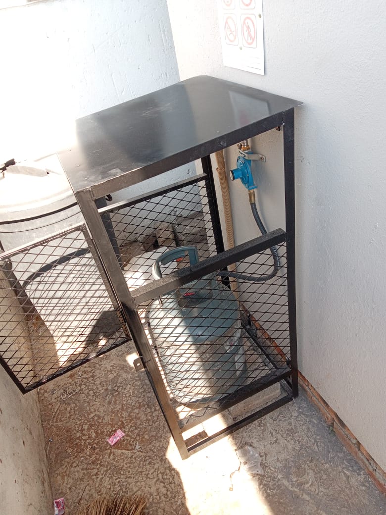 Gas cage with safety signage and gas bottle with regulator