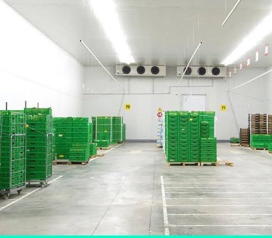 Commercial cold storage facility with refrigeration units